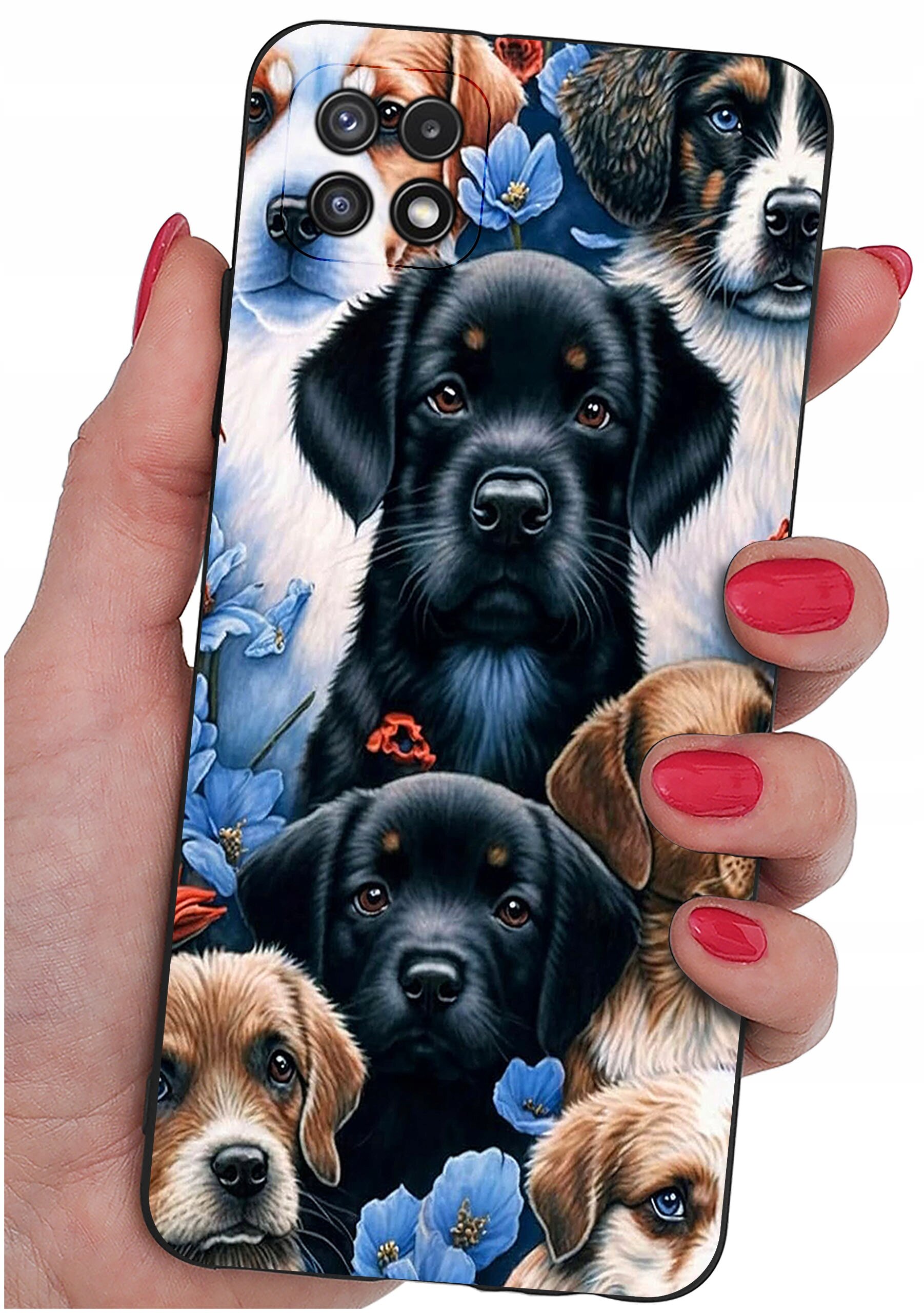 Etui na telefon z wzorem przedstawiającym różne rasy psów otoczone niebieskimi kwiatami. Etui jest trzymane w dłoni z pomalowanymi na czerwono paznokciami.