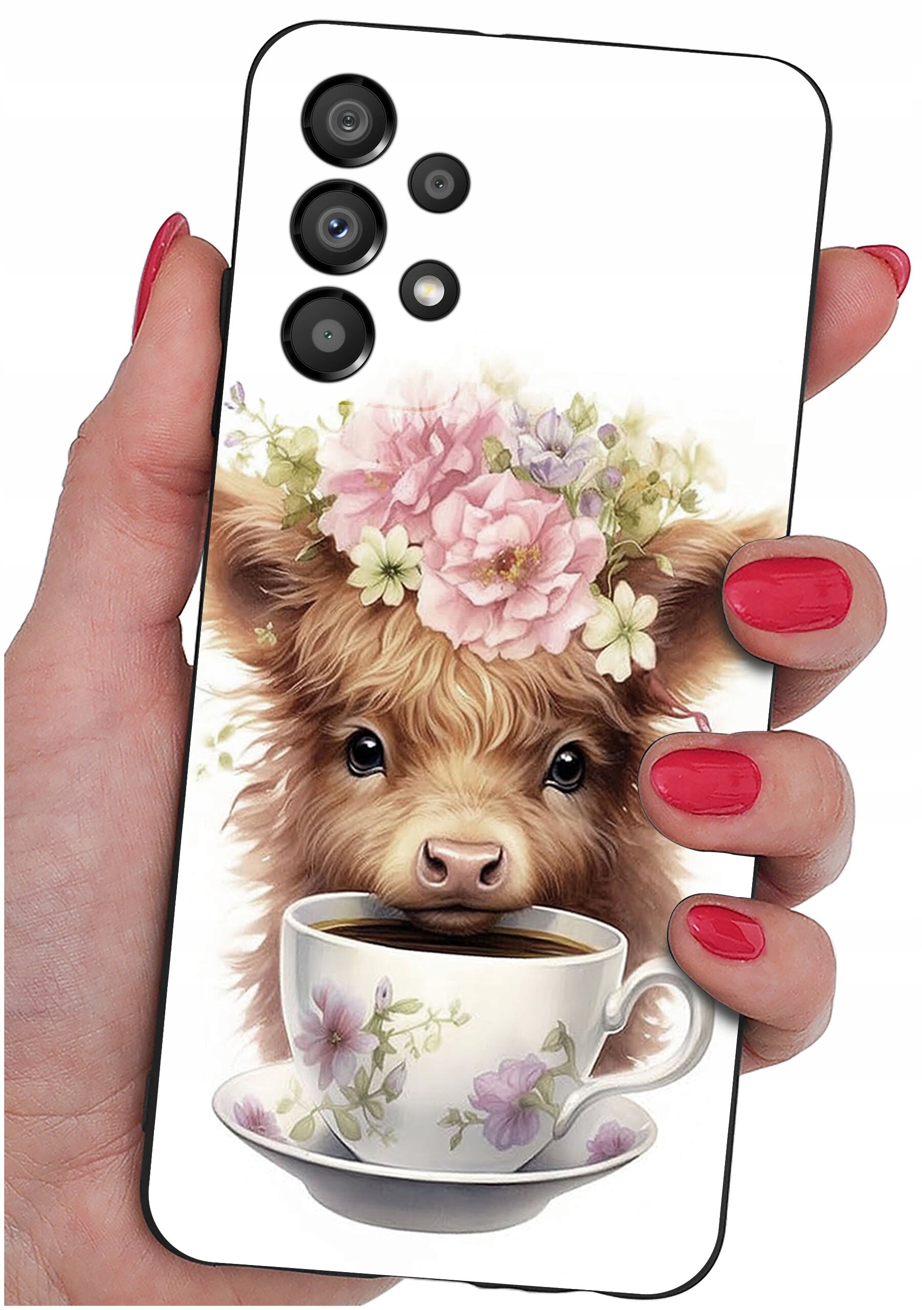 Etui na telefon z nadrukiem przedstawiającym urocze zwierzę z kwiatami na głowie, patrzące zza filiżanki z kawą. Etui trzymane jest w dłoni z pomalowanymi na czerwono paznokciami.