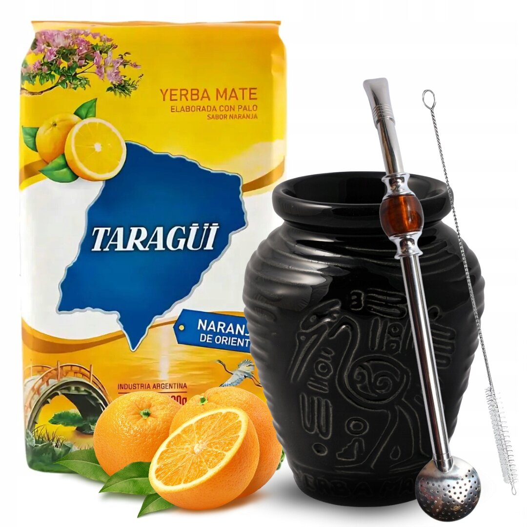 Na obrazie znajduje się opakowanie Yerba Mate Taragui Naranja z grafiką pomarańczy i niebieskim logo. Obok stoi czarne matero z metalową bombillą oraz szczoteczką do czyszczenia.