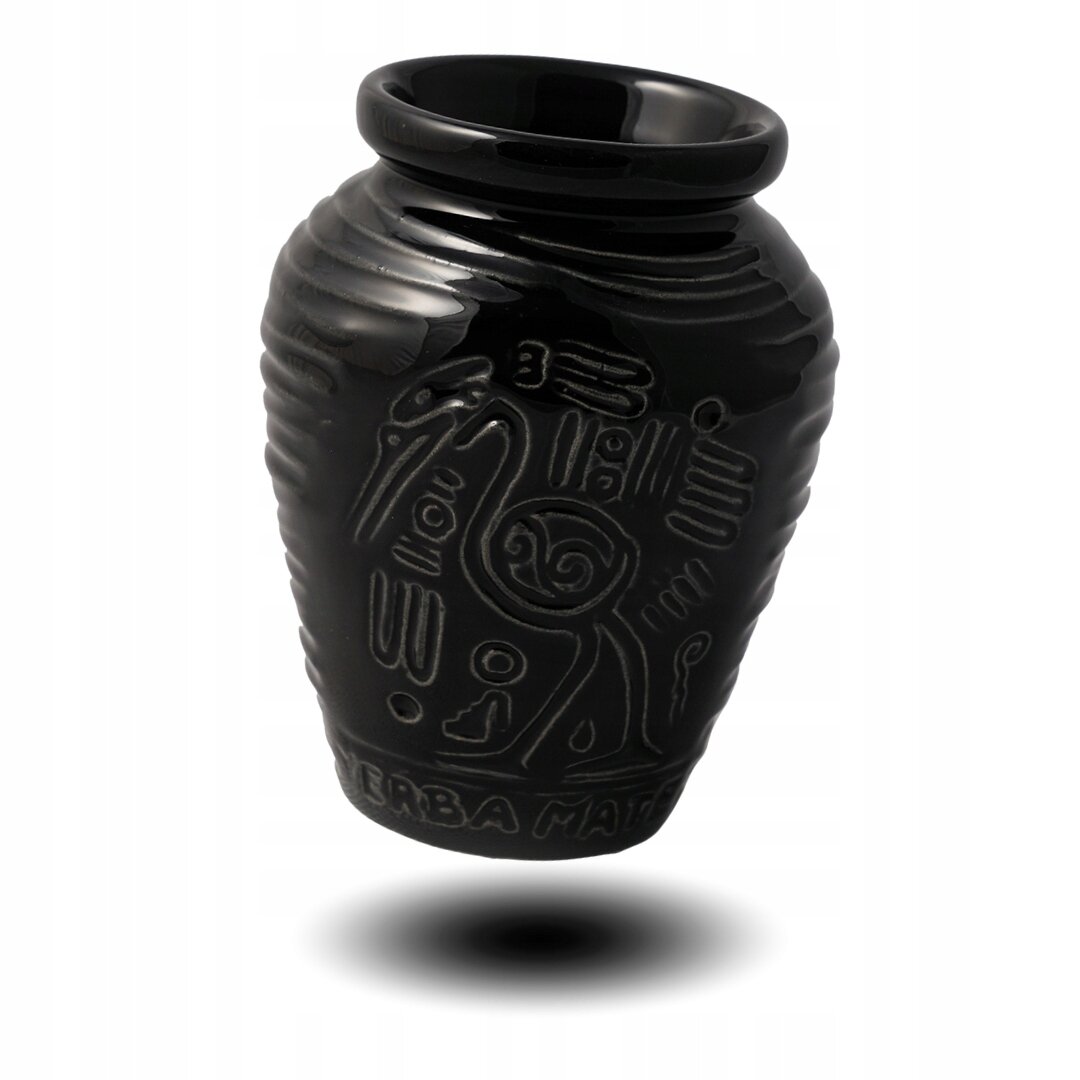 Czarny ceramiczny kubek z wygrawerowanymi wzorami i napisem \'Yerba Mate\' na dole. Kubek ma błyszczącą powierzchnię i jest widoczny na białym tle.