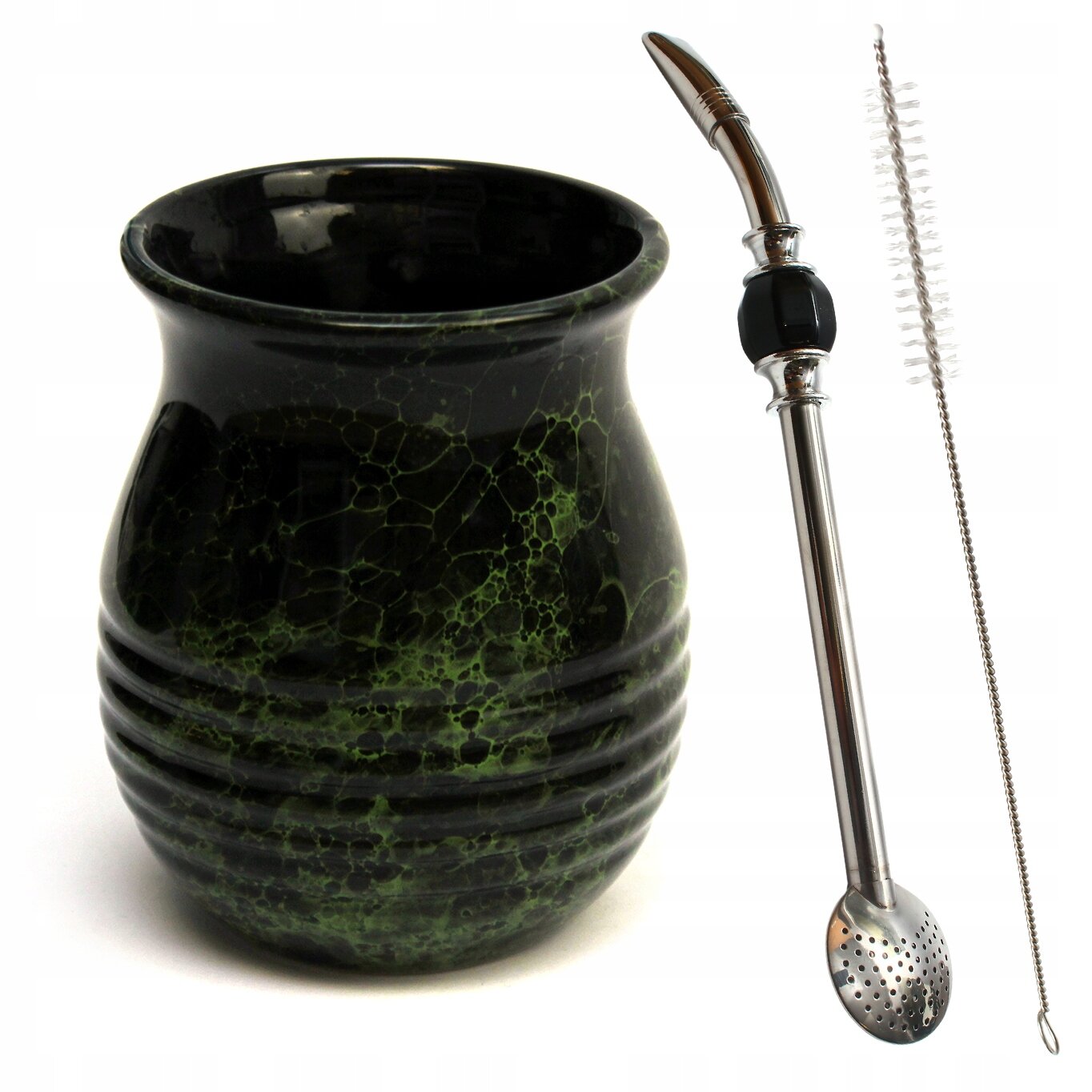 Na obrazie widoczny jest ciemnozielony kubek do Yerba Mate z wzorem przypominającym marmur oraz metalowa bombilla z czarnym elementem i szczoteczką do czyszczenia.