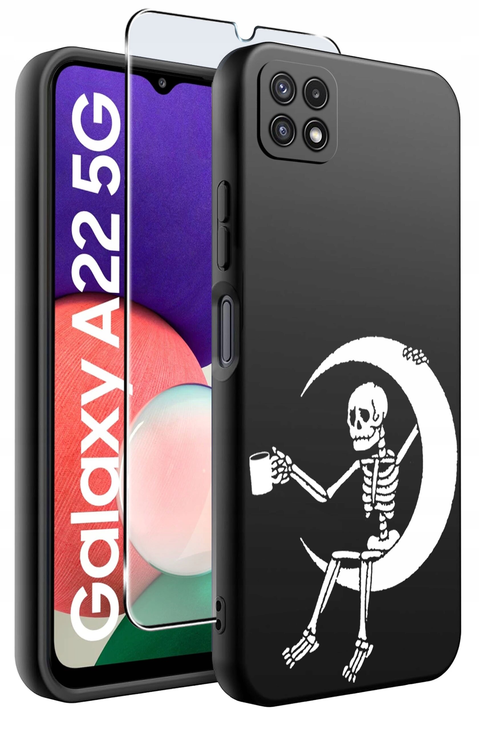 Obraz przedstawia czarne etui na telefon z nadrukiem szkieletu siedzącego na księżycu, trzymającego kubek. Obok etui znajduje się szkło ochronne, a na ekranie telefonu widoczny jest napis \'Galaxy A22 5G\'.