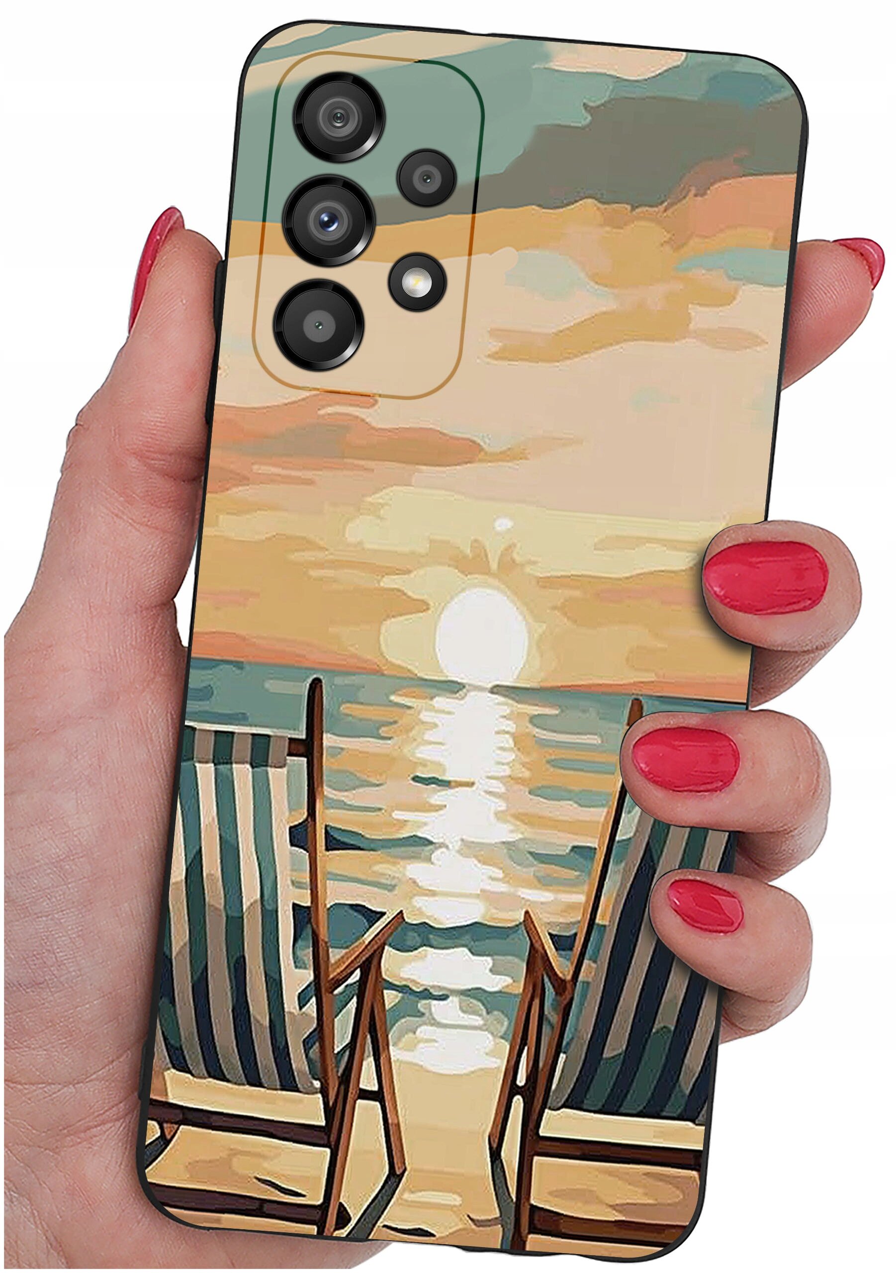 Etui na telefon z motywem zachodu słońca nad morzem, z widocznymi dwoma leżakami na plaży. Etui trzymane jest w dłoni z pomalowanymi na czerwono paznokciami.