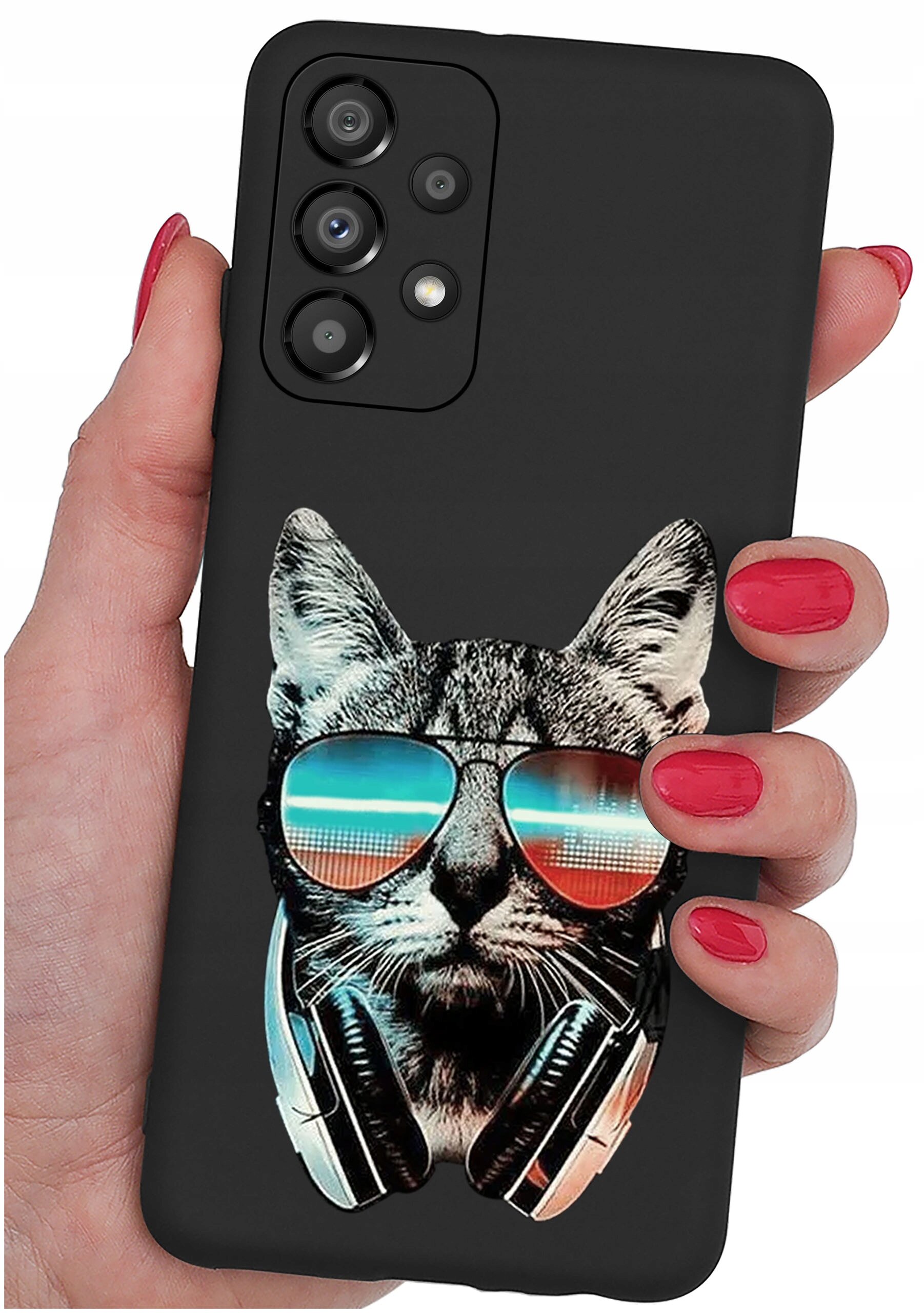 Czarne etui na telefon z nadrukiem kota w okularach przeciwsłonecznych i słuchawkach. Etui trzymane jest w dłoni z pomalowanymi na czerwono paznokciami.