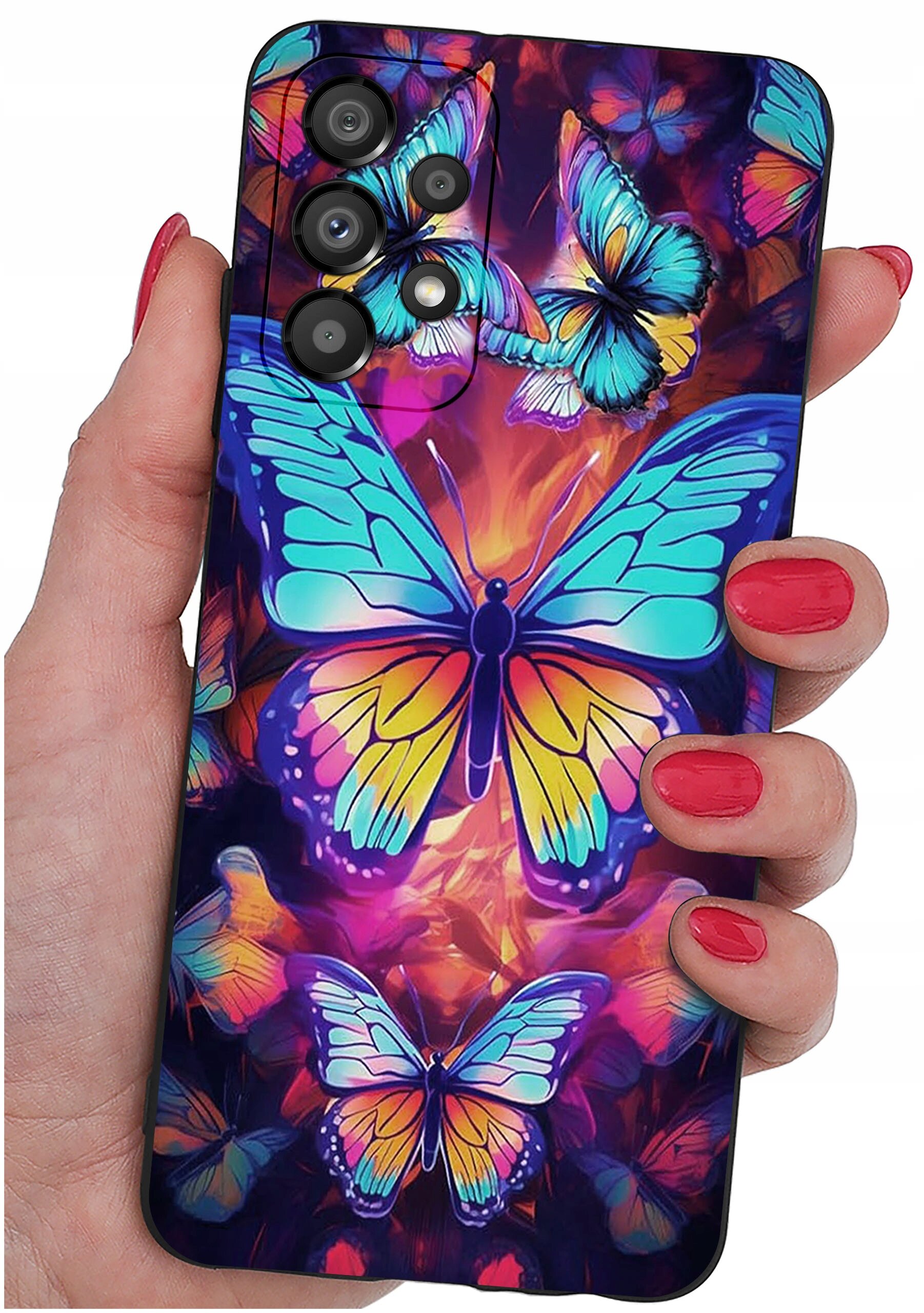 Etui na telefon z kolorowym wzorem motyli, trzymane w dłoni z pomalowanymi na czerwono paznokciami. Etui ma wycięcia na aparat i przyciski.