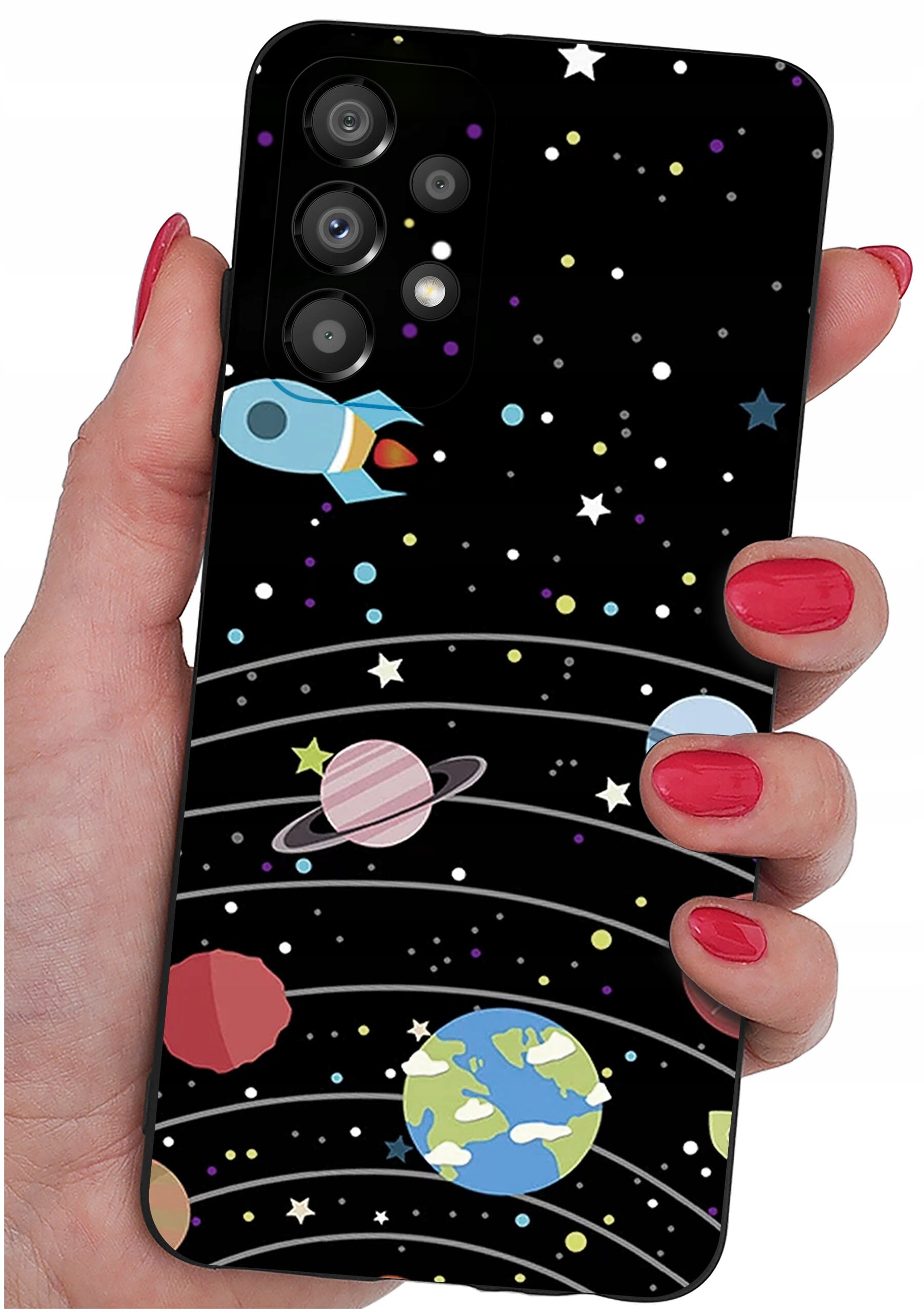 Etui na telefon z motywem kosmosu, przedstawiające planety, gwiazdy i rakietę na czarnym tle. Etui jest trzymane w dłoni z pomalowanymi na czerwono paznokciami.