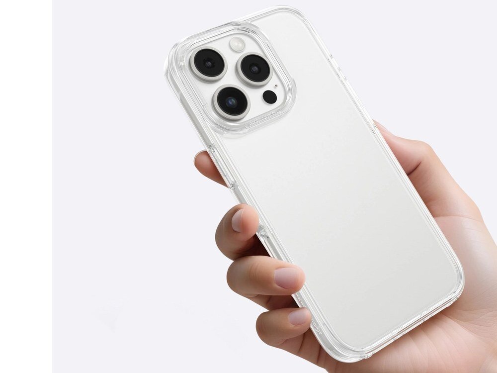 Dłoń trzymająca iPhone'a 16 Pro w przezroczystym etui AmazingThing, widok tylnej części z modułem aparatu.