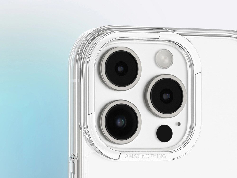 Zbliżenie na moduł aparatu iPhone'a 16 Pro w przezroczystym etui AmazingThing z widocznym napisem na obramowaniu, na niebieskim tle.