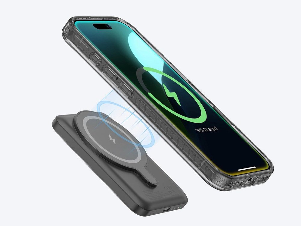 Dłoń trzymająca iPhone 16 w czarnym etui AmazingThing Titan Pro, widoczny okrągły pierścień magnetyczny na tylnej ściance, białe tło.