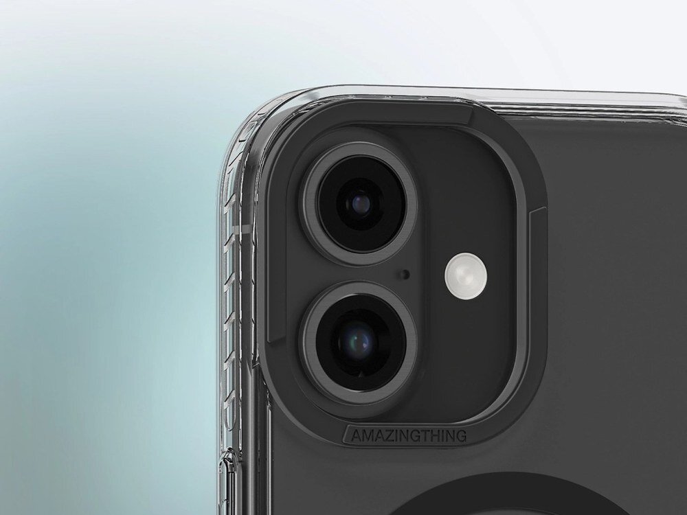 Zbliżenie na narożnik etui AmazingThing Titan Pro nałożonego na iPhone 16, widoczny podwójny aparat z logiem AmazingThing, jasnoniebieskie tło.
