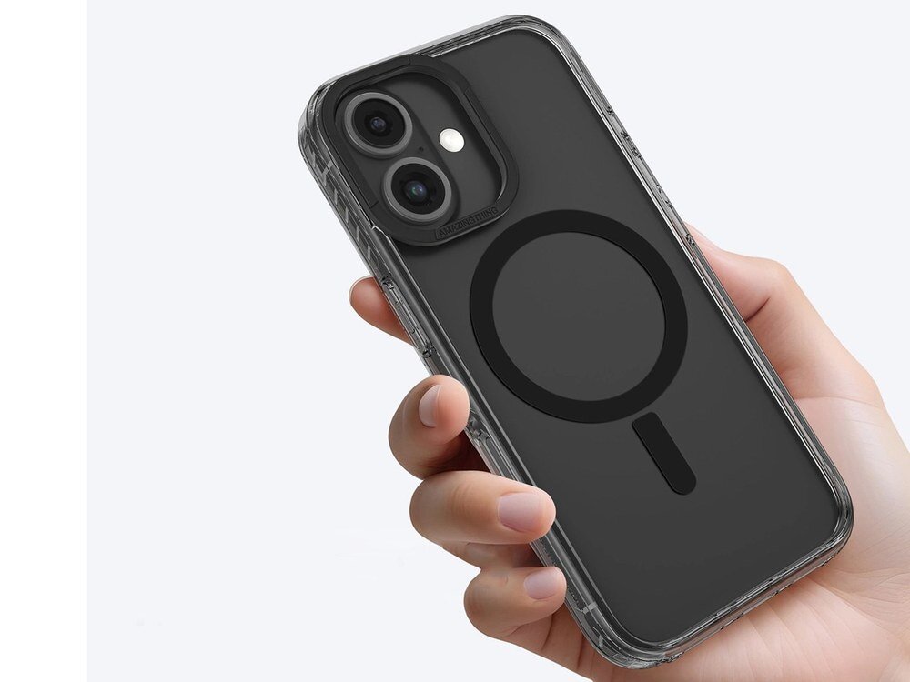 Etui AmazingThing Titan Pro na iPhone 16 widziane od tyłu pod kątem, widoczny moduł aparatu z logiem producenta, rozpadające się fragmenty betonu w tle symbolizujące wytrzymałość.