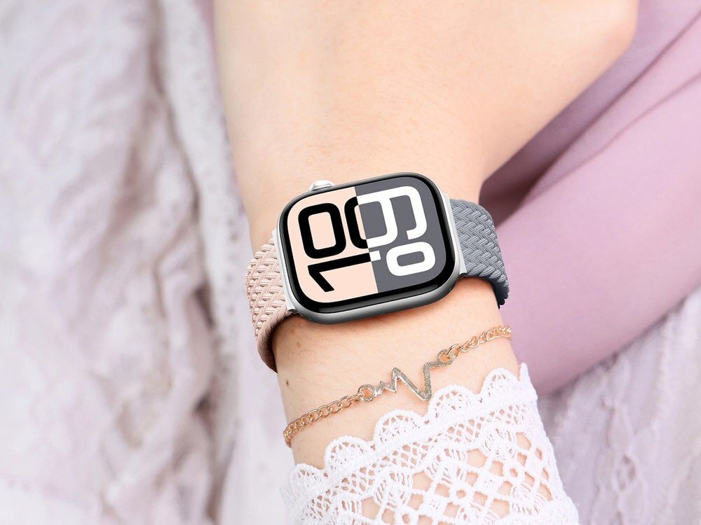 Pasek AmazingThing Blend Band w kolorach różowym i szarym założony na nadgarstku kobiety z Apple Watch, widok z boku.