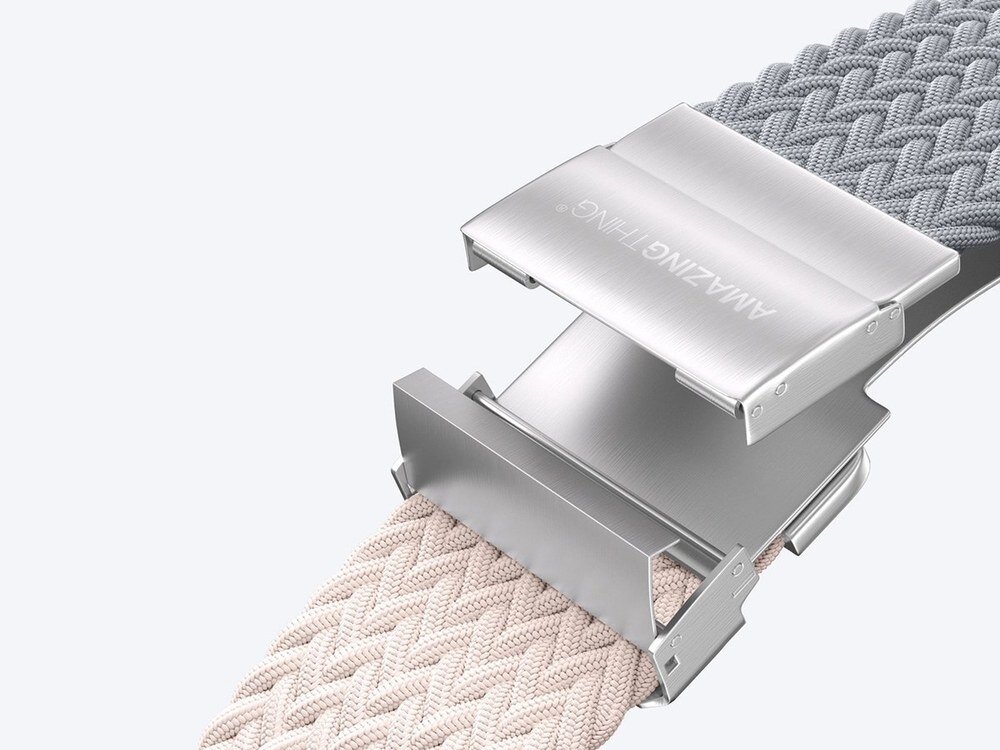 Dolna część Apple Watch z szarym plecionym paskiem AmazingThing osadzonym w stalowym adapterze, widok z dołu.