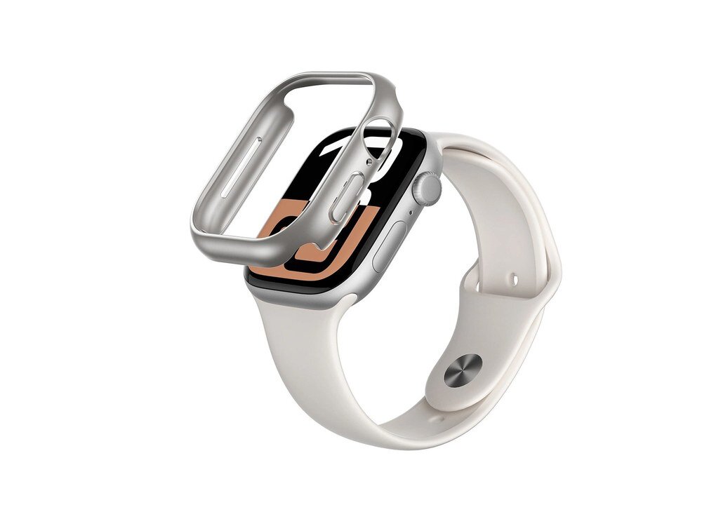 Srebrne etui AmazingThing Minimal Case unoszone nad Apple Watch z jasnokremowym paskiem na białym tle, widok perspektywiczny.