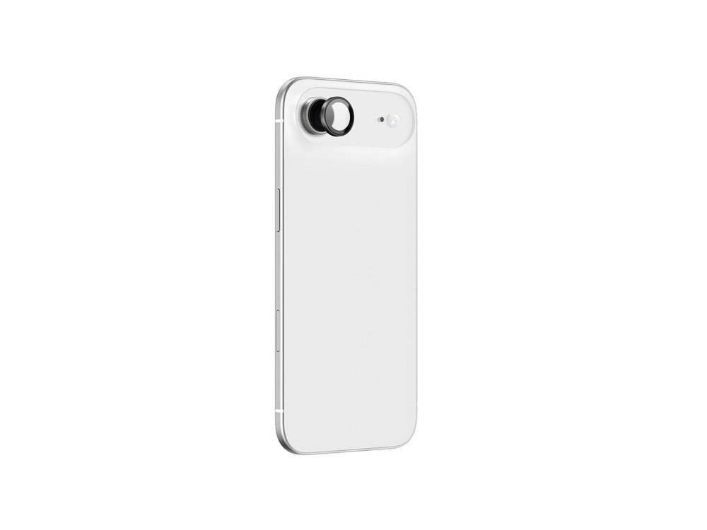 Biały iPhone z zamontowanym szkłem AmazingThing na obiektywy, widok z boku pod kątem, widoczne przyciski boczne, białe tło.