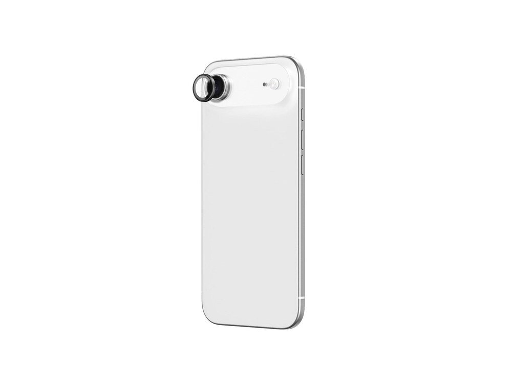 Biały iPhone z ochroną obiektywu AmazingThing Lens Glass, ujęcie z tyłu pod kątem, widoczna czarna ramka aluminiowa przy kamerze, białe tło.