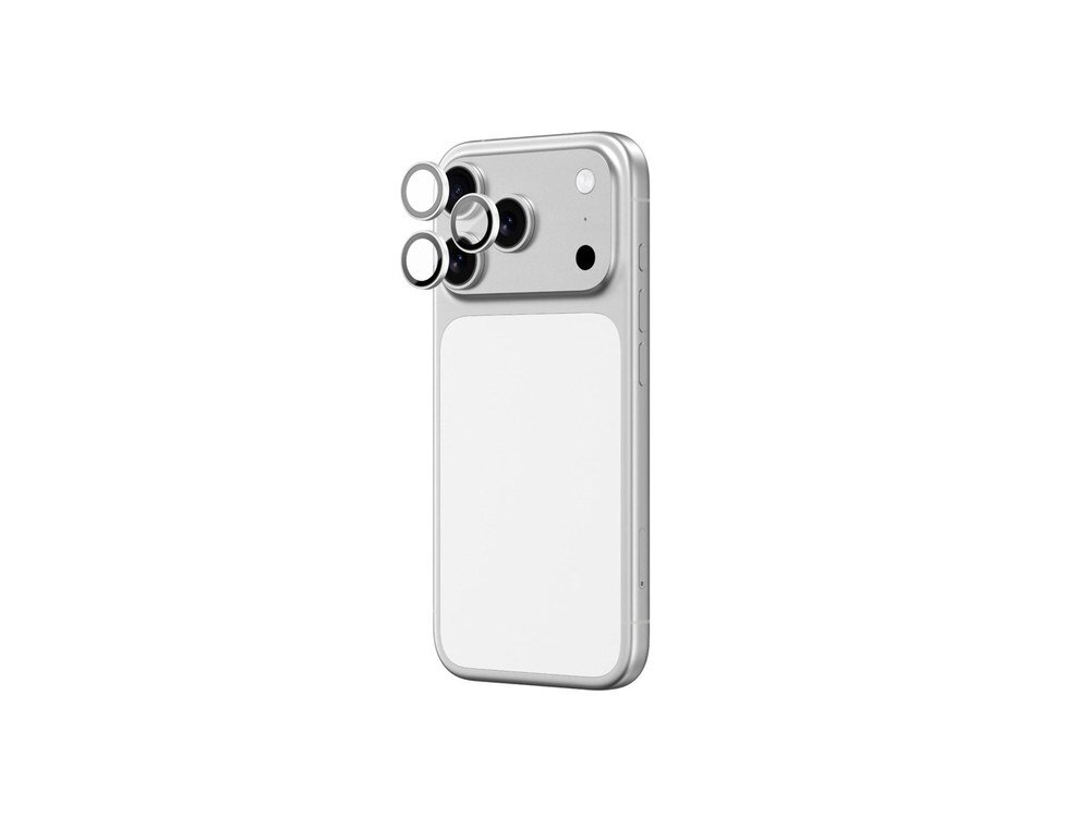 Srebrny smartfon z ochronną nakładką na aparat widziany pod kątem z tyłu, trzy obiektywy z aluminiowymi pierścieniami, białe tło.