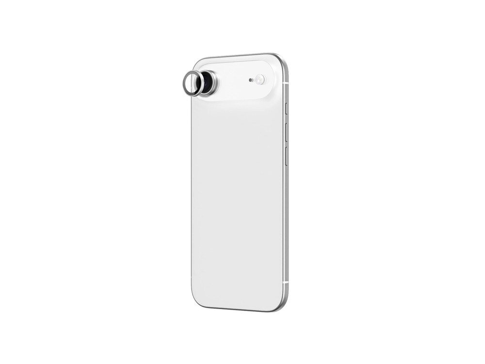 Biały iPhone 17 Air z założonym szkłem ochronnym AmazingThing na obiektyw, widok z tyłu pod kątem, srebrna ramka aparatu widoczna z bliska, białe tło.