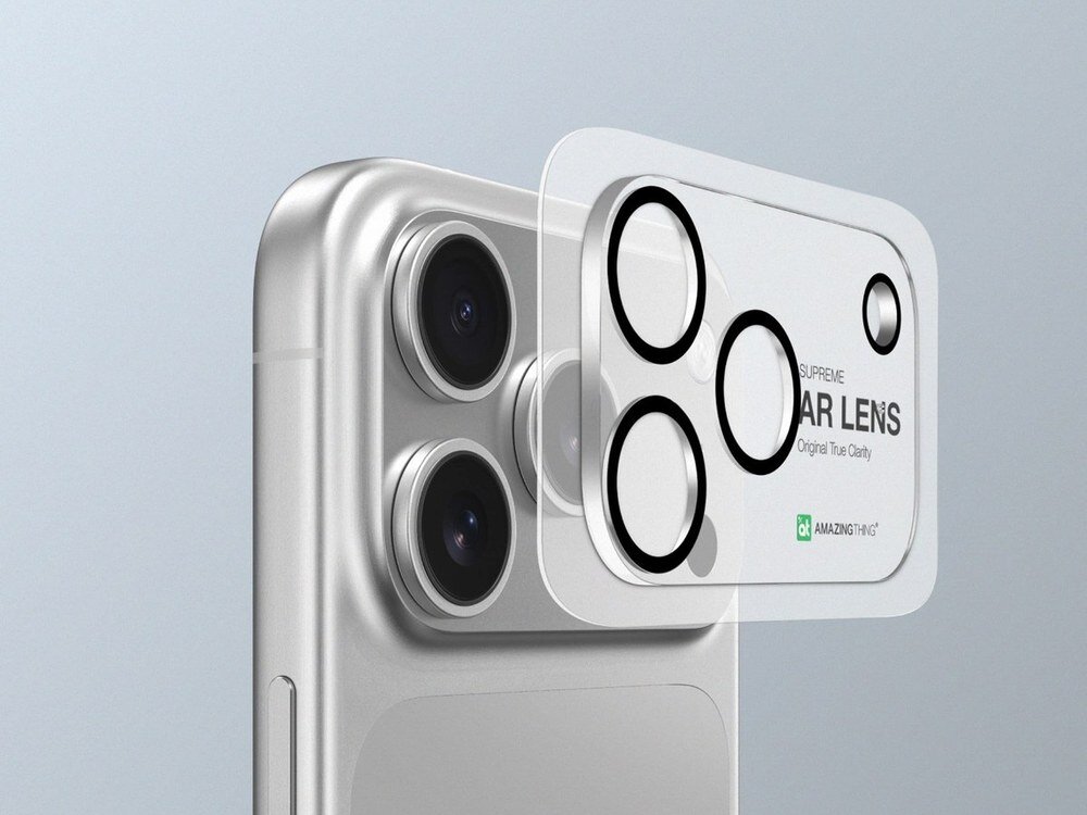 Renderowanie eksplodowanego widoku szkła ochronnego AmazingThing AR Lens nad modułem aparatu iPhone'a, widoczne warstwy konstrukcji na szarym tle.