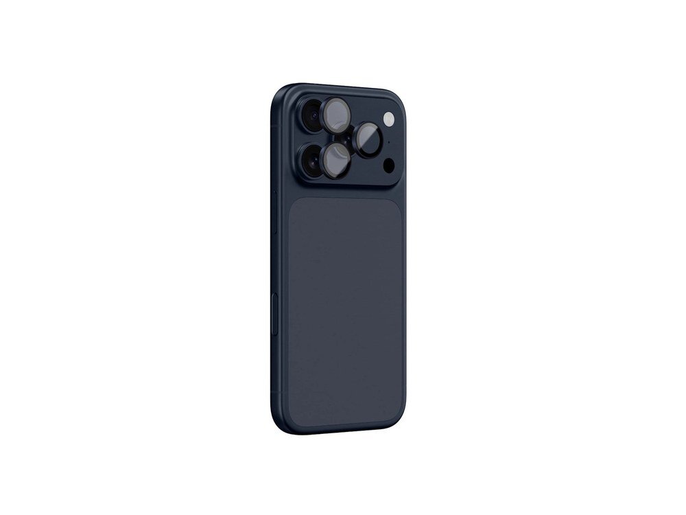 Granatowy iPhone 17 Pro z założonym szkłem AmazingThing Sapphire, ujęcie z boku pod kątem eksponujące moduł aparatu z niebieską ramką.