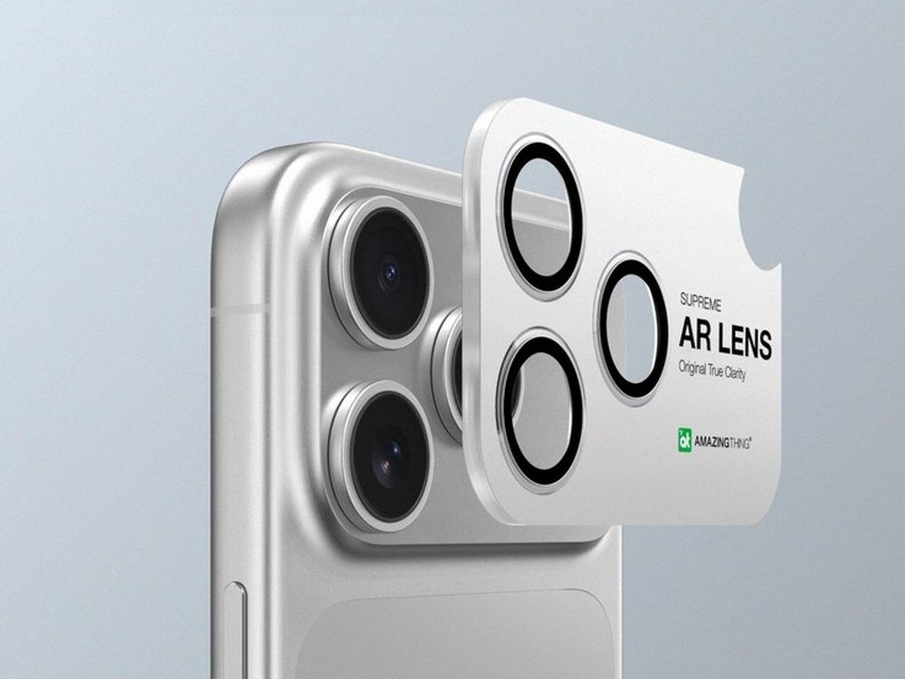Nakładka AmazingThing Supreme AR Lens odłączona od srebrnego iPhone, ukazująca trzy otwory na obiektywy i etykietę produktu na jasnoniebieskim tle.
