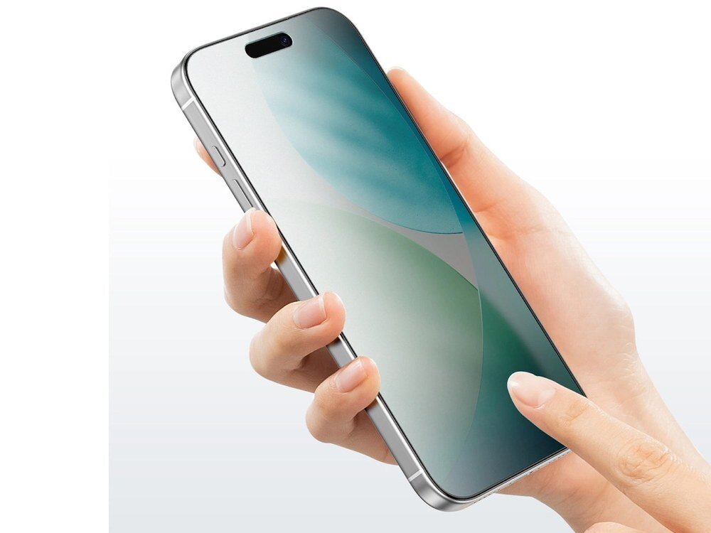 Dłoń trzymająca iPhone'a srebrnego z założonym matowym szkłem hartowanym, widok frontu na białym tle.