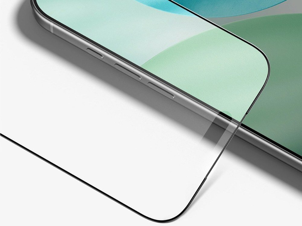 Zbliżenie na róg iPhone'a z założonym szkłem hartowanym AmazingThing, widoczne zaokrąglone krawędzie szkła i srebrna ramka telefonu.