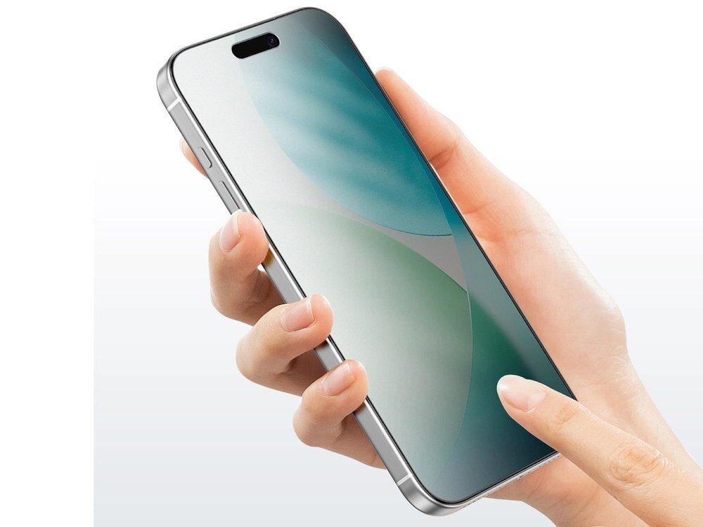 Smartfon iPhone trzymany w dłoni z widocznym matowym ekranem i szkłem ochronnym, białe tło.