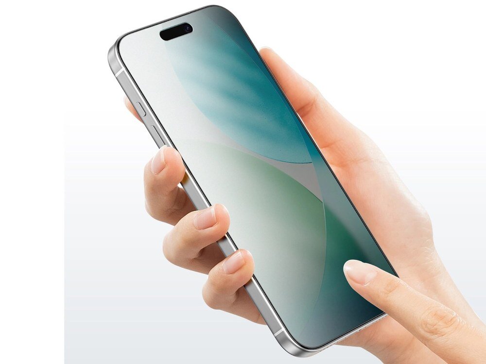Dłoń trzymająca smartfon z założonym matowym szkłem ochronnym AmazingThing, widok od przodu na białym tle, widoczna ramka i Dynamic Island.