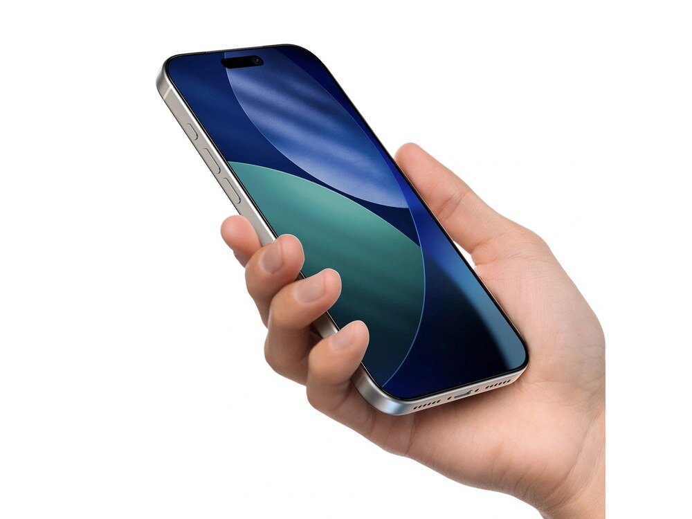 Osoba trzyma w dłoni smartfon z wyświetlaczem pokazującym abstrakcyjny wzór w odcieniach niebieskiego i zielonego. Telefon ma metaliczną ramkę i widoczne przyciski boczne.