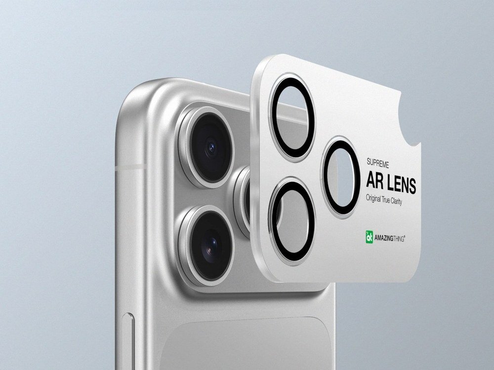Szkło ochronne AmazingThing Supreme AR Lens trzymane przed aparatem srebrnego iPhone'a 17 Pro, jasnoniebieskie tło, ujęcie z boku.