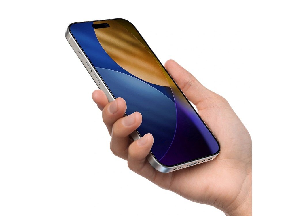 Osoba trzyma w dłoni smartfon z kolorowym ekranem, na którym widoczne są odcienie niebieskiego i złotego. Telefon ma metaliczną ramkę i zaokrąglone rogi.