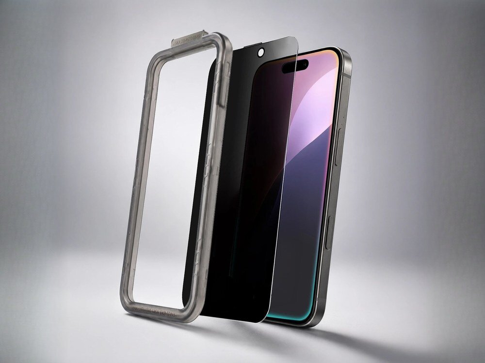 Szkło hartowane AmazingThing Privacy z aplikatorem i smartfonem iPhone w kolorze tytanowym, ujęcie z ukosa na szarym tle.