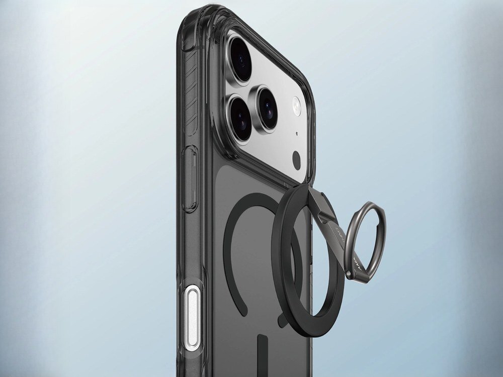 Przezroczyste czarne etui AmazingThing Titan Pro na iPhone 17 Pro z magnetycznym ringiem wysuwającym się z tyłu obudowy, ujęcie ukośne na jasnoniebieskim tle.