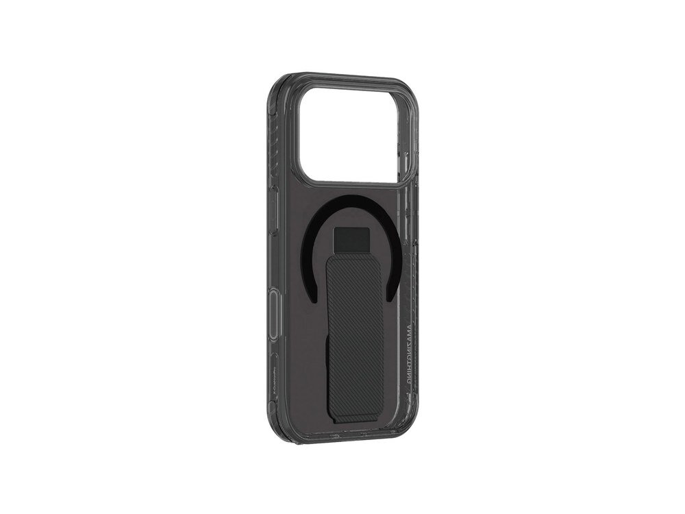 Etui AmazingThing Titan Pro Holder na iPhone 17 Pro Max widziane z tyłu pod kątem, z dobrze widoczną wbudowaną podstawką w teksturze carbon i otworem na MagSafe.