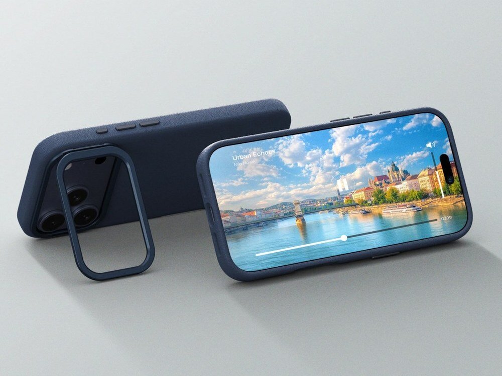 Granatowe etui AmazingThing Glamour na iPhone 17 Pro Max leżące poziomo z widocznym ekranem odtwarzającym wideo, obok tylna ścianka etui z osłoną aparatu pełniącą funkcję podstawki.