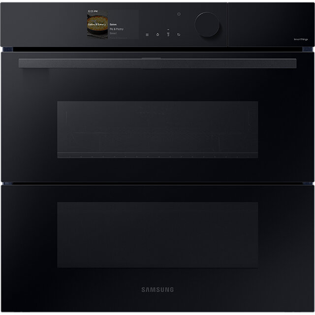 Piekarnik Samsung Steam Cook NV7B6785KAK przedstawiony od frontu. Urządzenie dostępne jest w sieci Media Expert. Czarny piekarnik z dwoma komorami i panelem sterowania z wyświetlaczem oraz pokrętłem. Na wyświetlaczu widoczny jest tekst: \'Bake & Steamy\'.