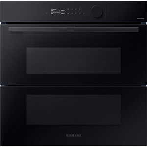 Model Samsung Steam Cook NV7B5765XAK w tabeli porównawczej Czarny piekarnik z dwoma drzwiami i panelem sterowania z wyświetlaczem oraz pokrętłem. Na froncie widoczne jest logo \'Samsung\'.