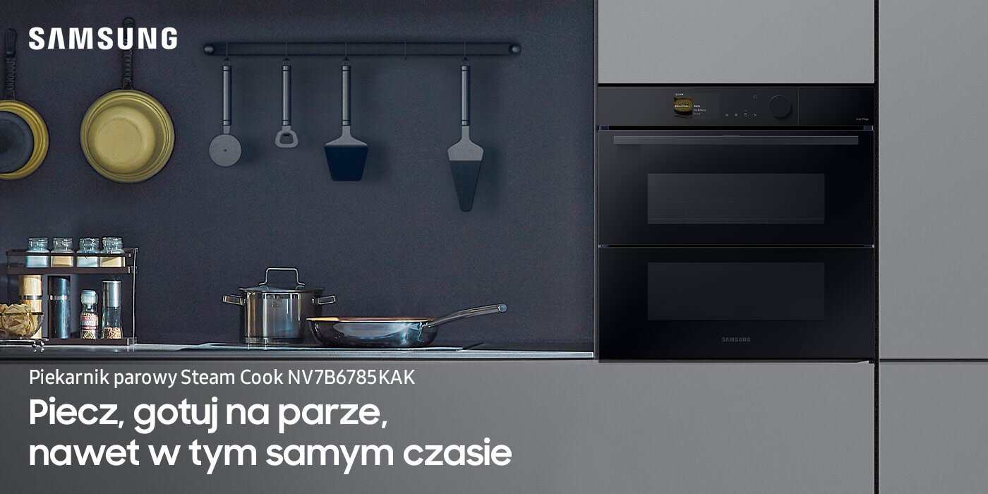 Ilustracja przedstawiająca kuchenny blat, obok którego w ścianę wstawiony jest piekarnik Samsung Steam Cook NV7B6785KAK. Urządzenie dostępne jest w ofercie sieci Media Expert. Na obrazie widoczny jest czarny piekarnik w zabudowie kuchennej z logo Samsung. Tekst na obrazie: \'Piekarnik parowy Steam Cook NV7B6795JAK, Piecz, gotuj na parze, nawet w tym samym czasie\'.