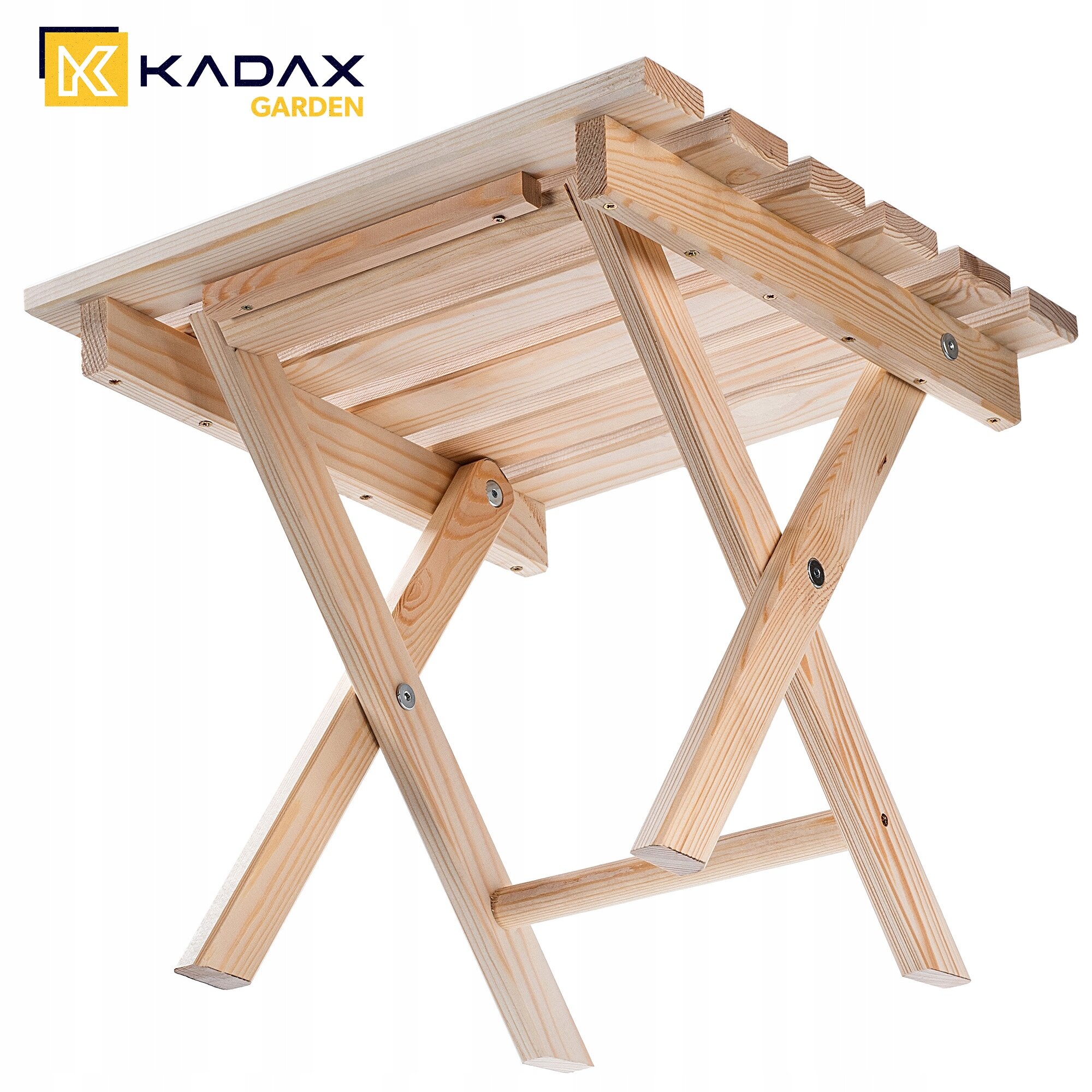 Drewniany składany stolik ogrodowy z widoczną konstrukcją krzyżową. Logo \'KADAX GARDEN\' znajduje się w rogu obrazu.