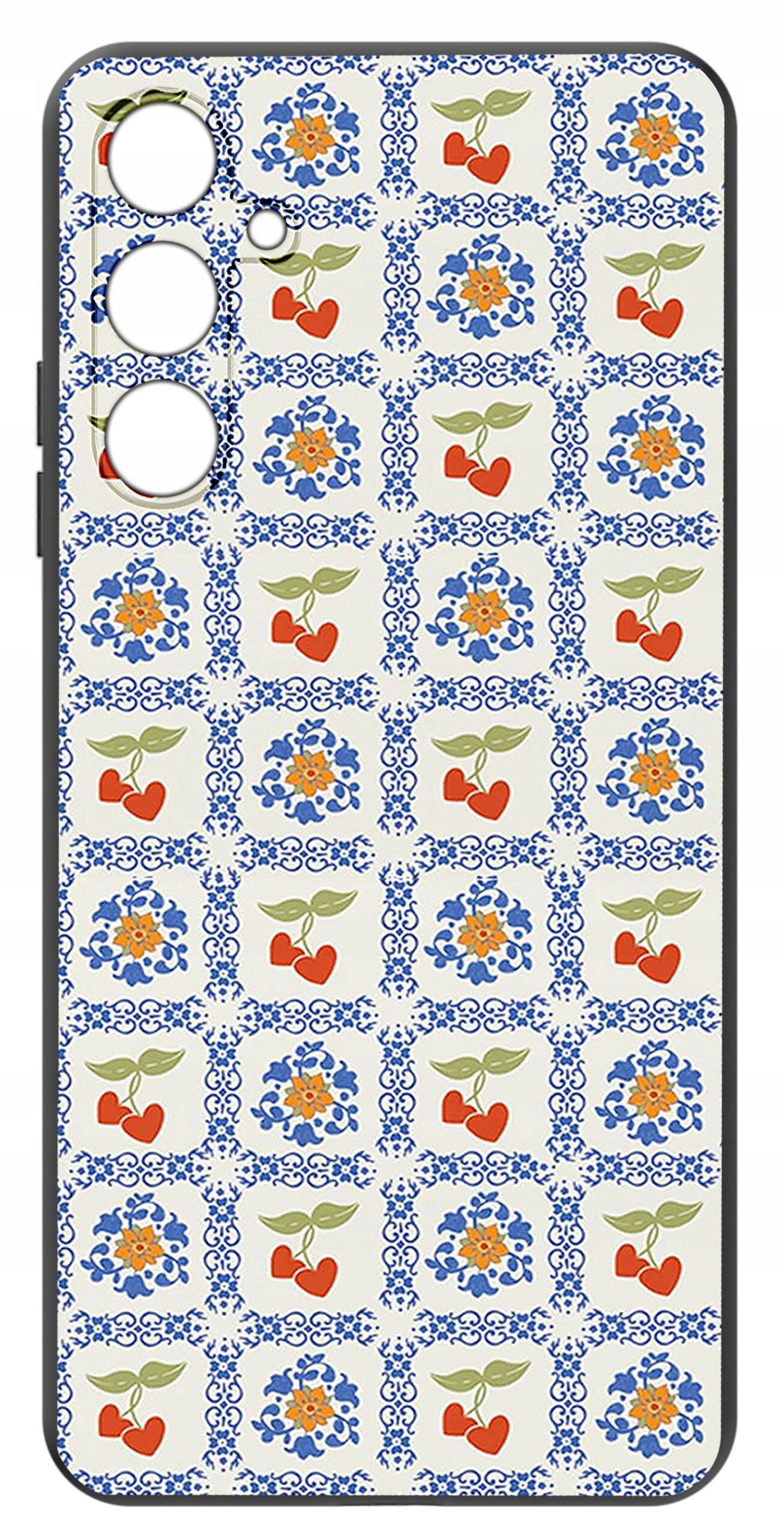 Etui na telefon z wzorem w kwadraty, w których znajdują się niebieskie kwiaty i czerwone serca z zielonymi liśćmi. Etui ma wycięcia na trzy obiektywy aparatu i lampę błyskową.