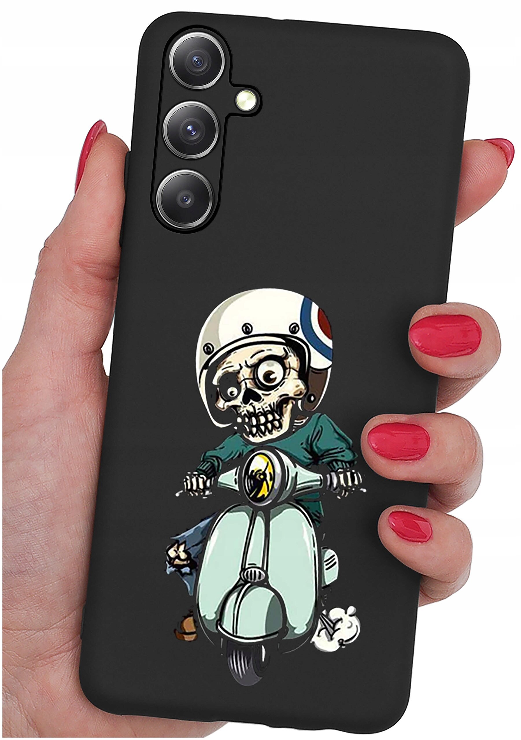 Czarne etui na telefon z nadrukiem czaszki w kasku jadącej na skuterze. Etui trzymane jest w dłoni z pomalowanymi na czerwono paznokciami.