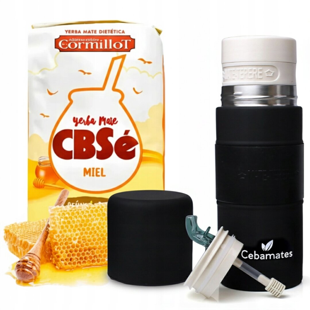 Na obrazie widoczny jest zestaw Yerba Mate CBSe Miel, w skład którego wchodzi opakowanie yerba mate z napisem \'Yerba Mate CBSe Miel\', czarny termos z logo \'Cebamates\', czarny kubek oraz bombilla. W tle znajduje się plaster miodu i łyżka z miodem.