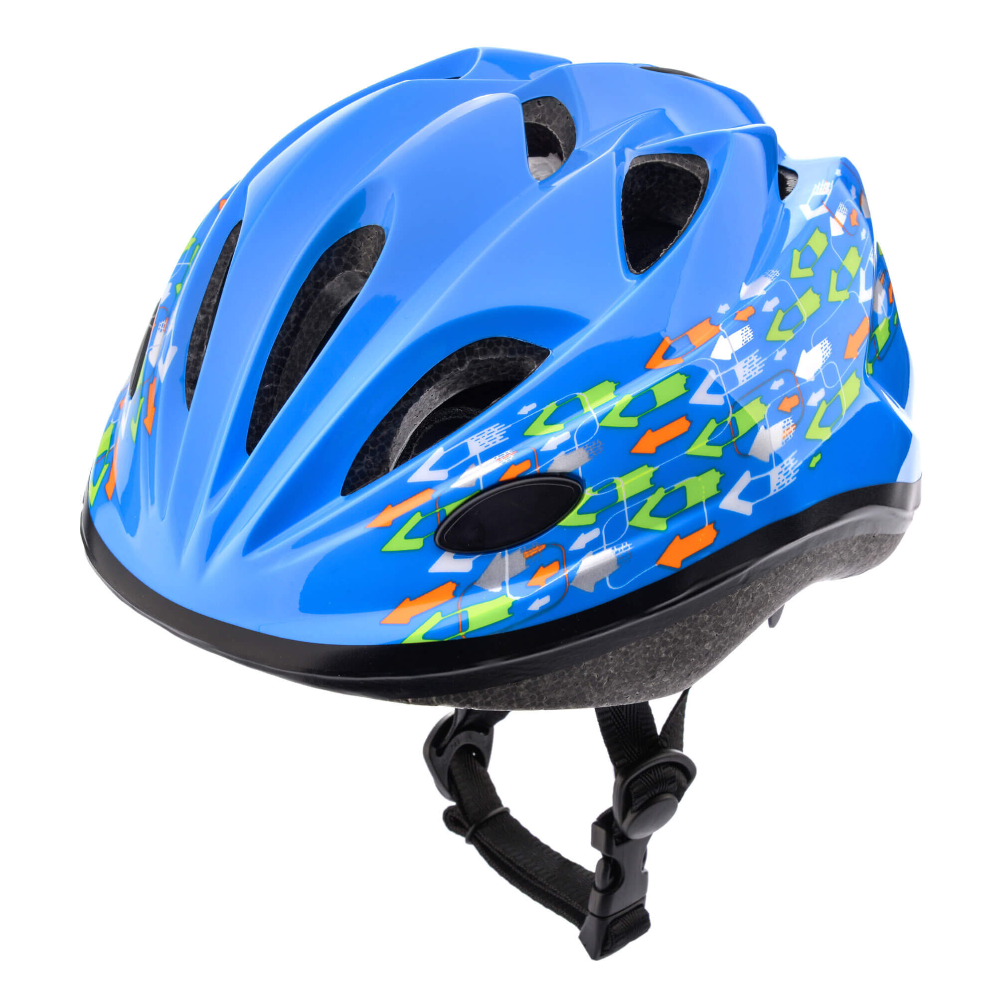 Niebieski kask rowerowy z kolorowymi wzorami w postaci strzałek w kolorach zielonym, pomarańczowym i białym. Kask posiada otwory wentylacyjne i czarny pasek z zapięciem.