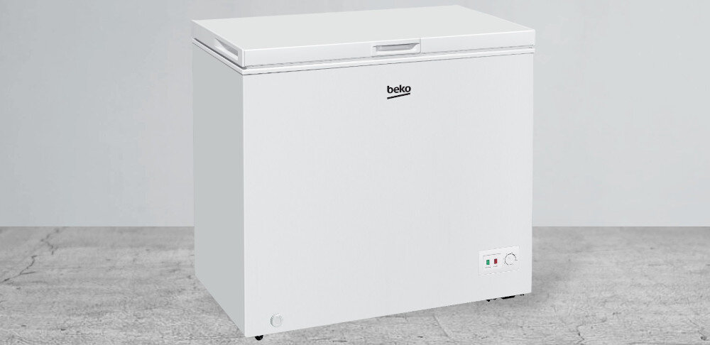 Biała zamrażarka skrzyniowa z logo \'beko\' na przedniej stronie. Na dole widoczny jest panel sterowania z pokrętłem i wskaźnikami.