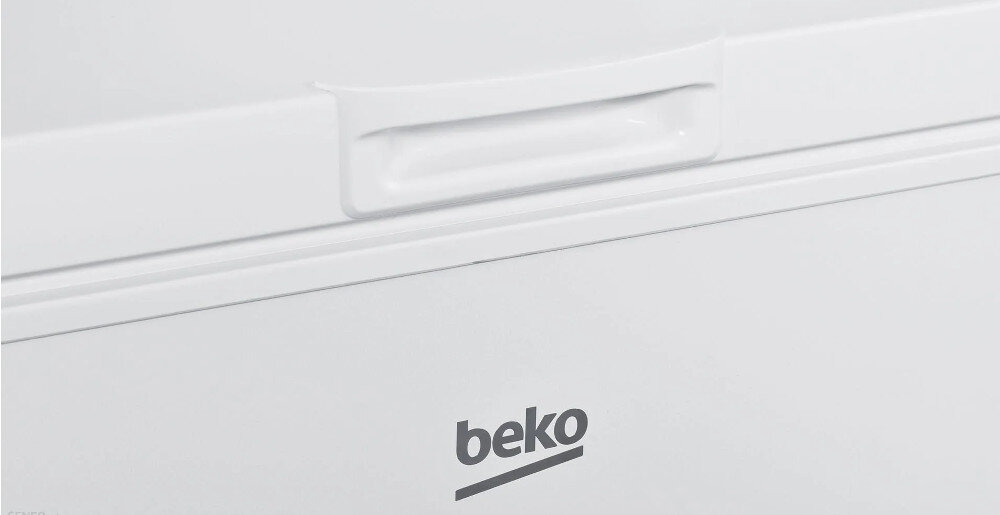 Biała powierzchnia z widocznym logo \'beko\' oraz uchwytem na górze.