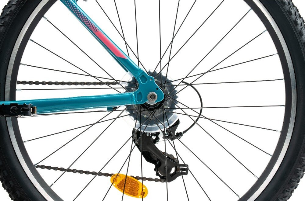 Obraz przedstawia tylne koło roweru z widocznym mechanizmem przerzutki i łańcuchem. Rama roweru jest w kolorze lazurowym z różowym akcentem, a na szprychach znajduje się żółty odblask.