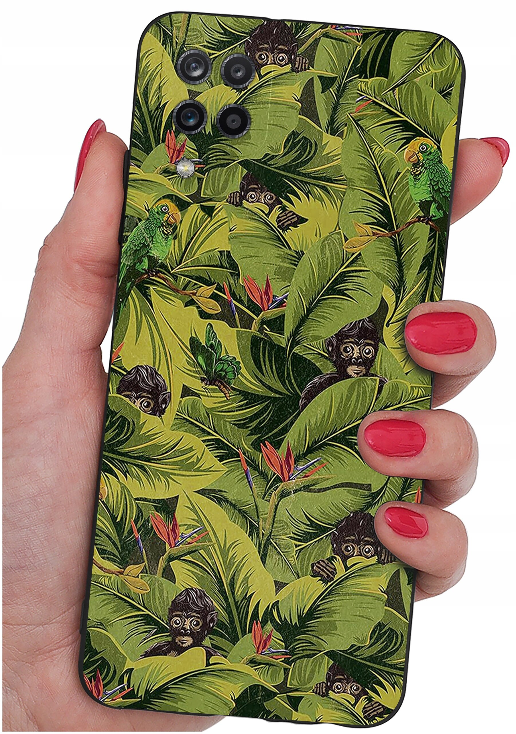Etui na telefon z wzorem przedstawiającym zielone liście, papugi i małpy. Etui trzymane jest w dłoni z pomalowanymi na czerwono paznokciami.