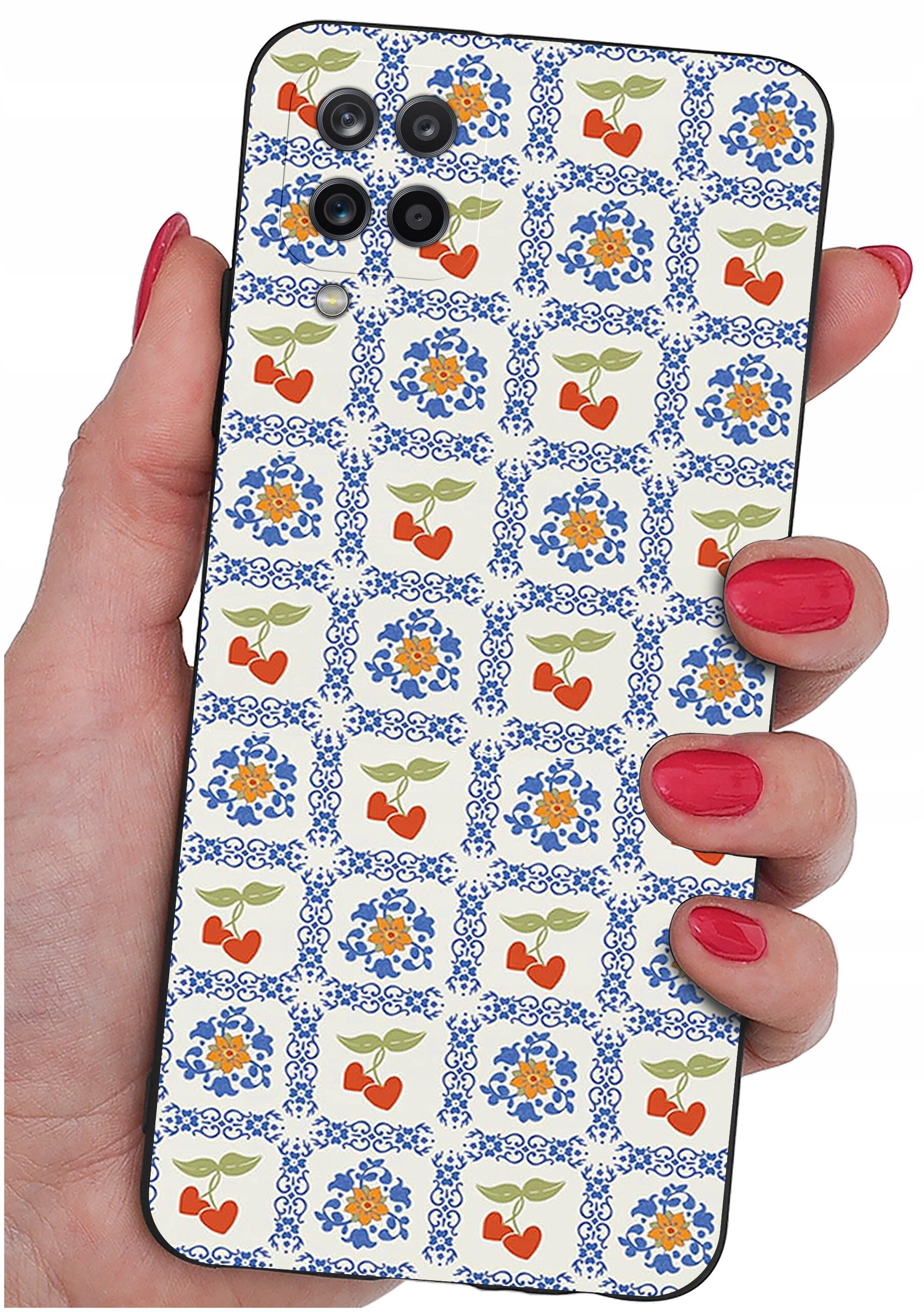 Etui na telefon z wzorem w kratkę, zawierającym motywy kwiatowe i czerwone serca, trzymane w dłoni z pomalowanymi na czerwono paznokciami.
