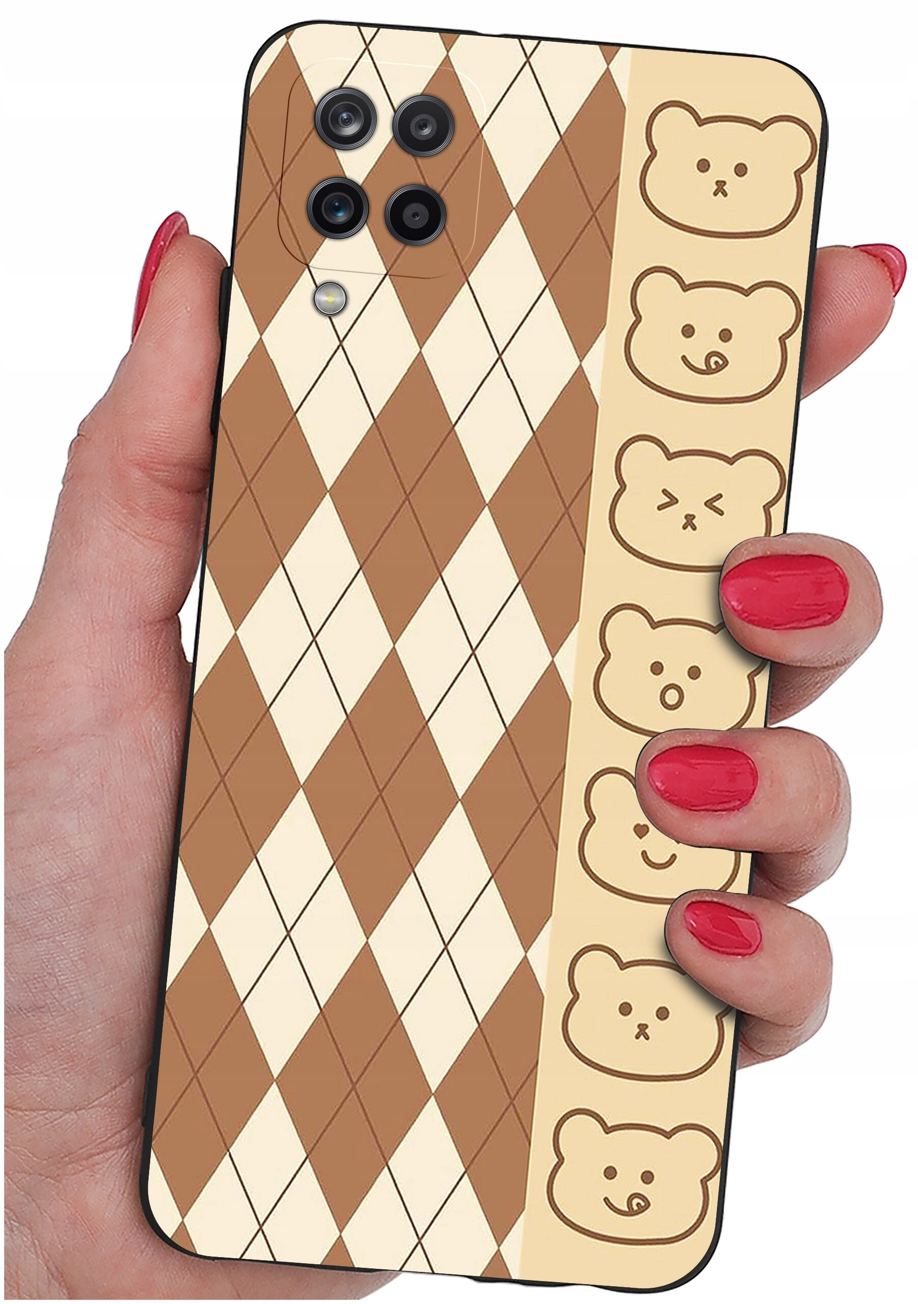 Etui na telefon z wzorem w romby w kolorach brązowym i kremowym oraz rzędem rysunków misiów po boku. Etui trzymane jest w dłoni z pomalowanymi na czerwono paznokciami.